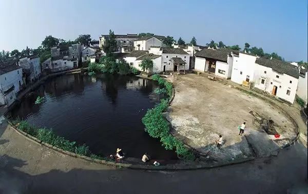 此次推介的兰溪"古村长河休闲游"线路包括诸葛八卦村,兰湖旅游度假区