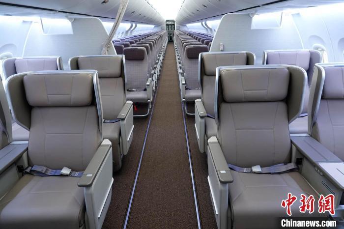 中新社记者 孙自法 摄内饰方面,在选型对接中,对于c919内部设计尤其