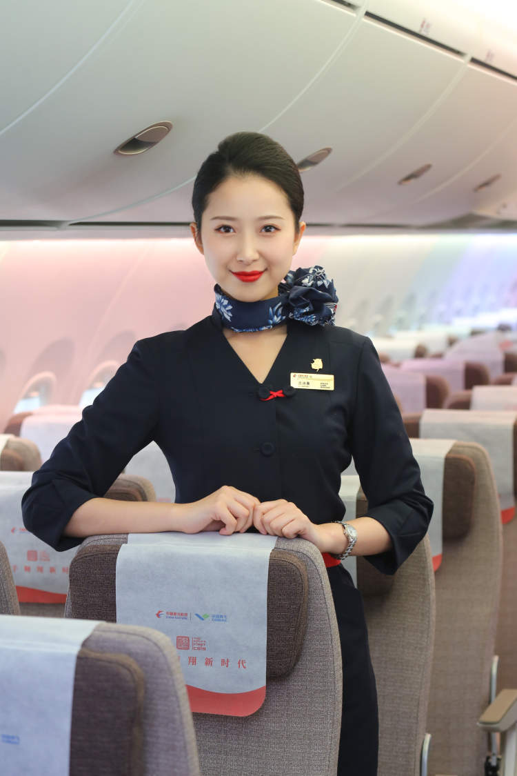 东航客舱部乘务一部高级副经理吕诗晨 | 秦岭 拍摄c919大型客机是我国