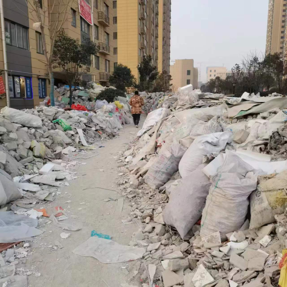 西安一项目建筑垃圾堆满小区引关注 社区称"正协商处理"丨热点
