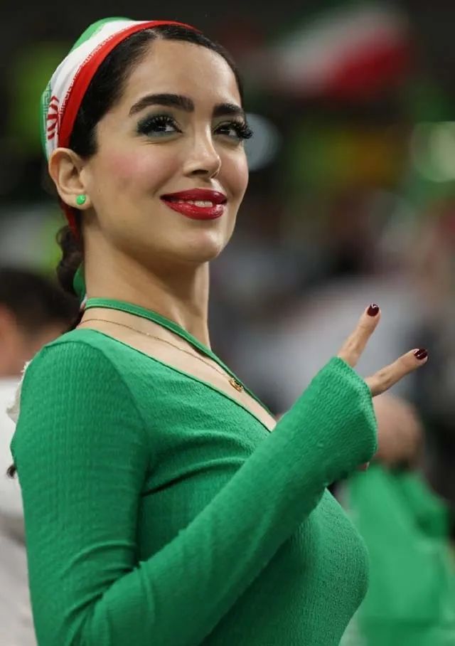 伊朗虽已回家,但"解放自我"的伊朗女球迷还在,一个个太仙了