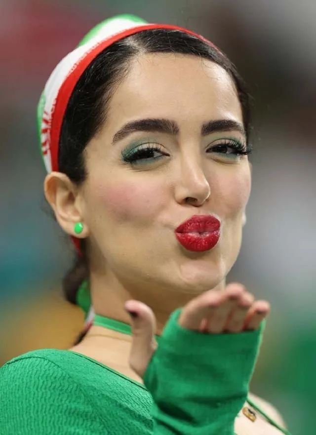 伊朗虽已回家,但"解放自我"的伊朗女球迷还在,一个个太仙了