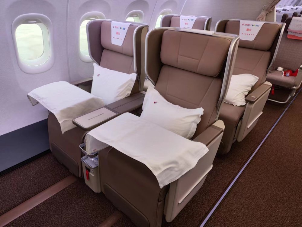 公务舱座椅之间靠近头部附近还有挡板,以让乘客拥有更多的私密性,小桌