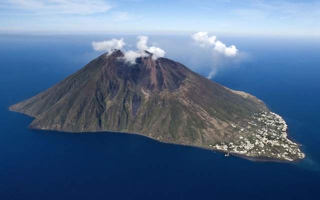 夏威夷冒纳罗亚火山和意大利斯特龙博利火山在近日都发生了喷发
