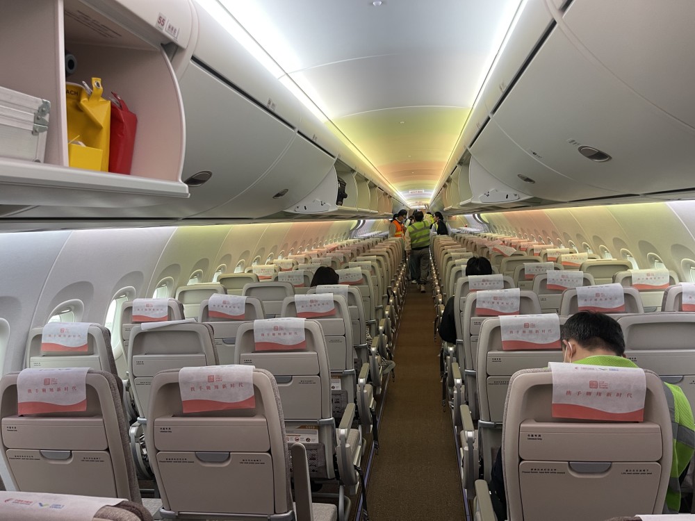 c919机舱内部(财联社记者摄)据现场乘务员介绍,中国东航为c919配备了
