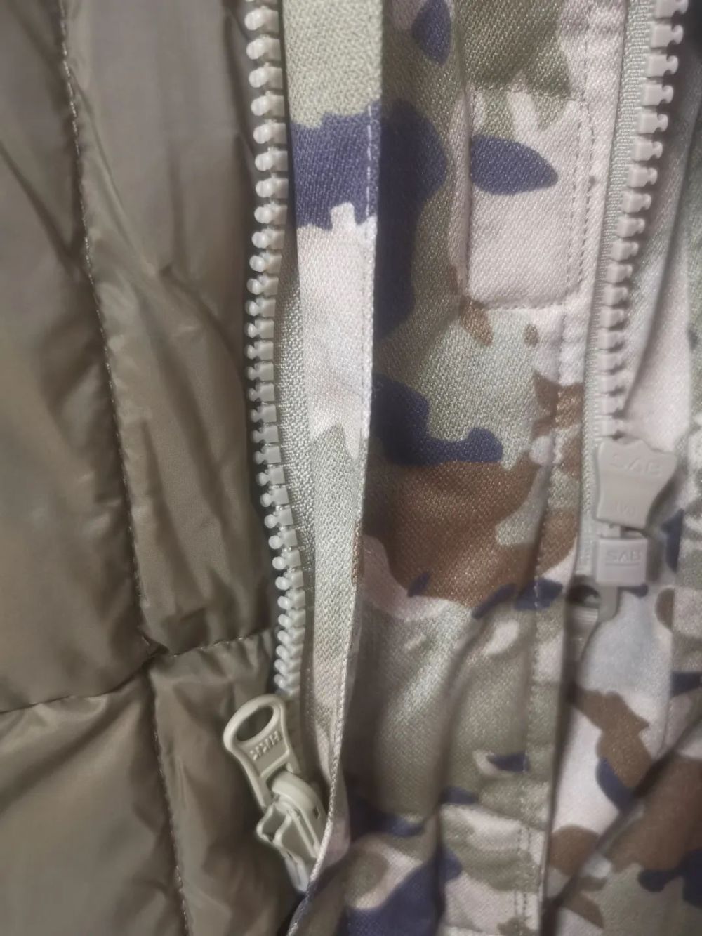 大衣里有个可拆卸的羽绒背心▼21式作训大衣轻便保暖,无惧风雪▼人体