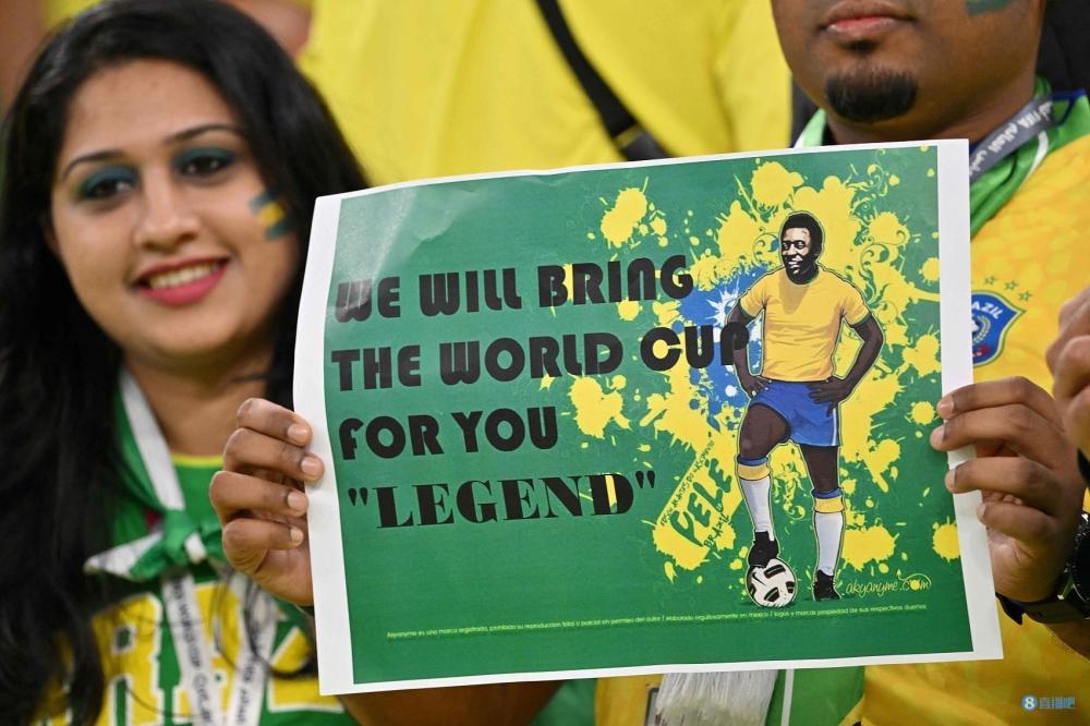 巴西球迷举标语支持贝利我们将会把大力神杯带给您传奇