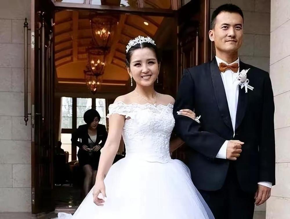 二婚老公紧搂孩子满脸宠溺,三儿女颜值似妈_腾讯新闻