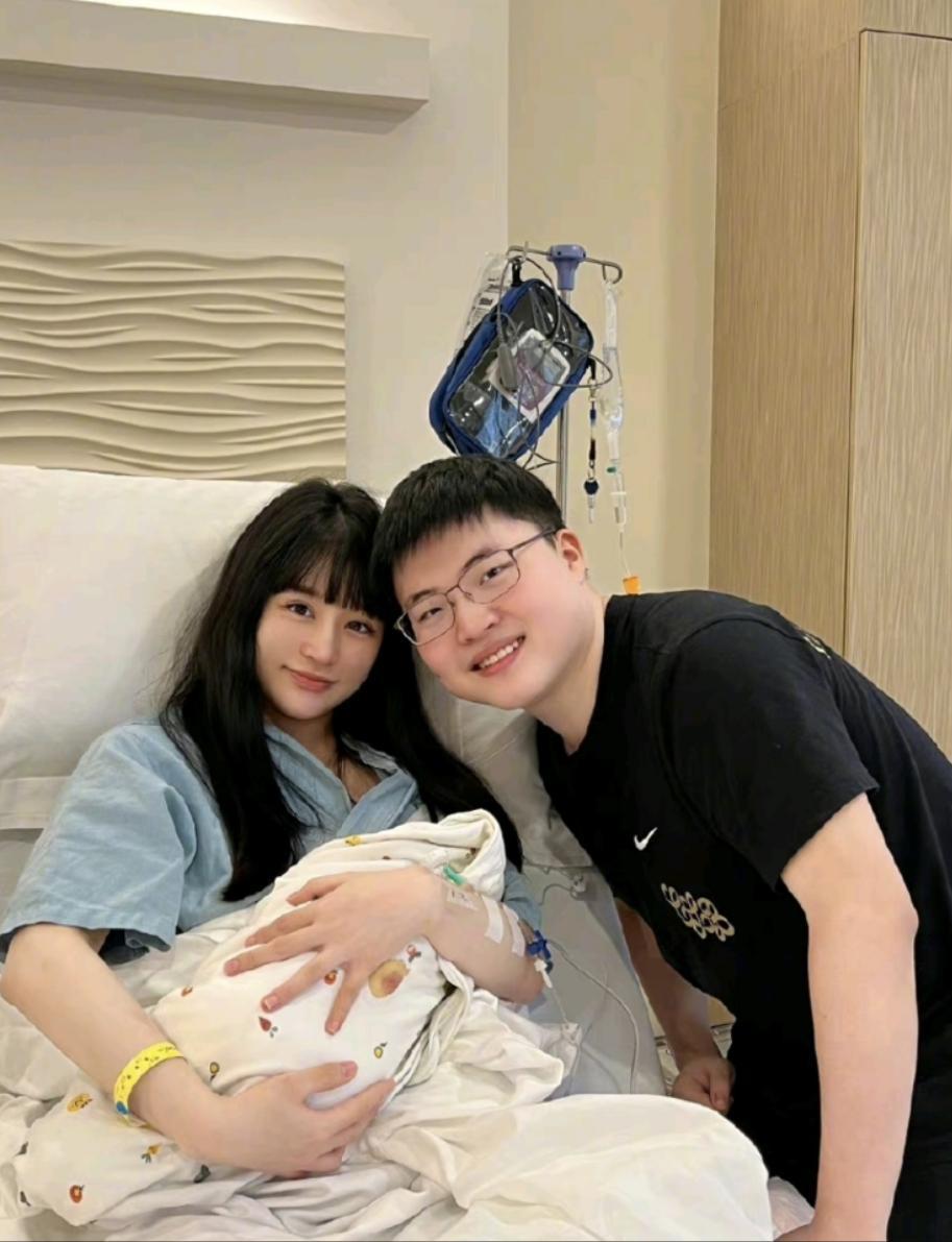 知名电竞冠军uzi官宣得子女方娇俏美若明星孩子乖巧颜值似爸