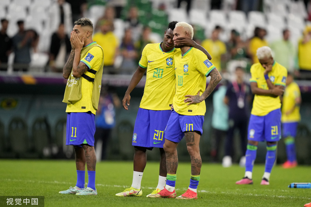 巴西出局造3大耻辱纪录！球迷怒喷：傲慢却无能，染黄毛的队不配晋级