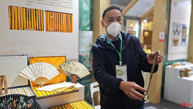 1966年,胡满根出生于浙江省安吉县.