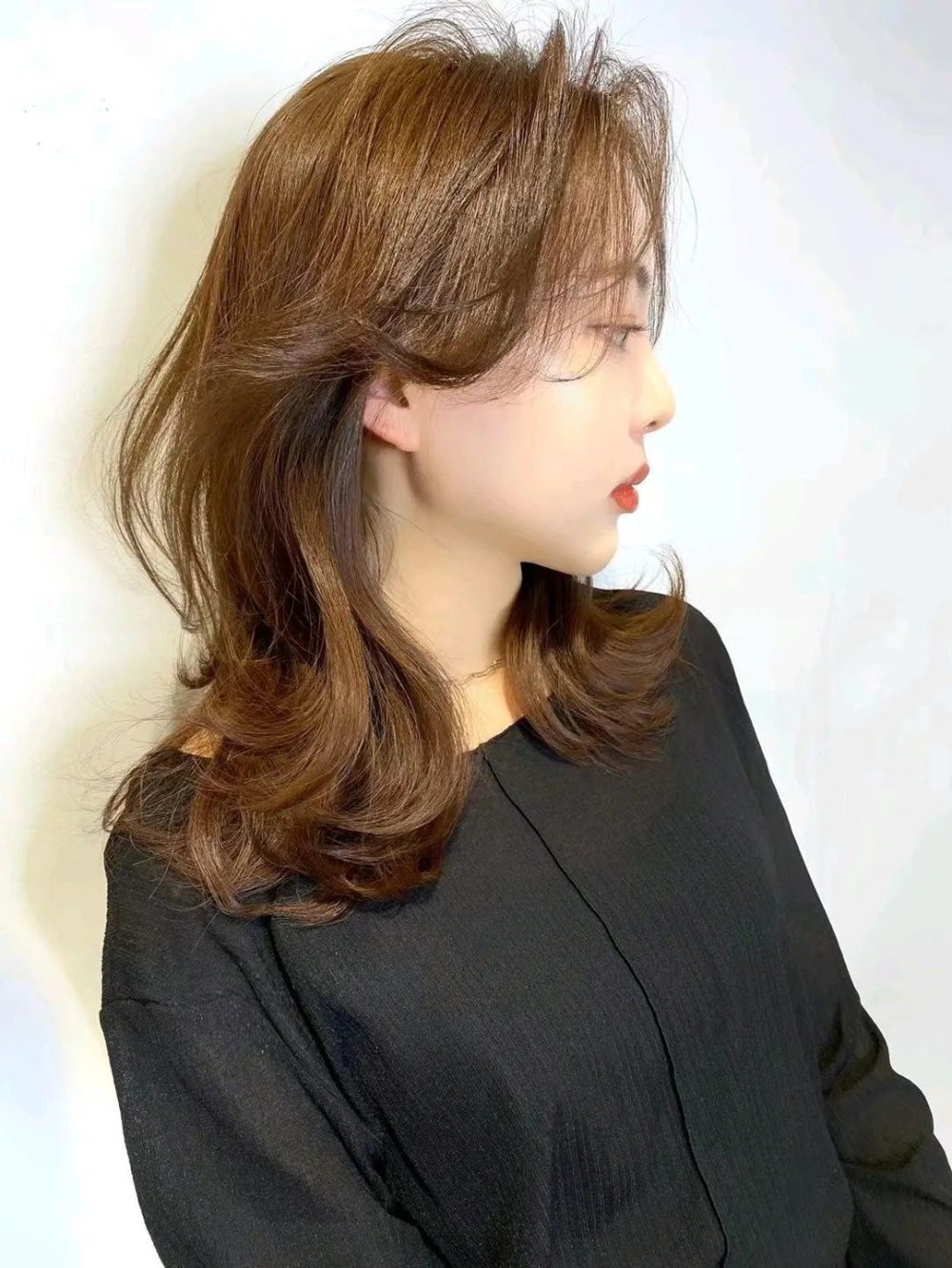 如果发量适中,可以试试全头蓬松的大弯烫发