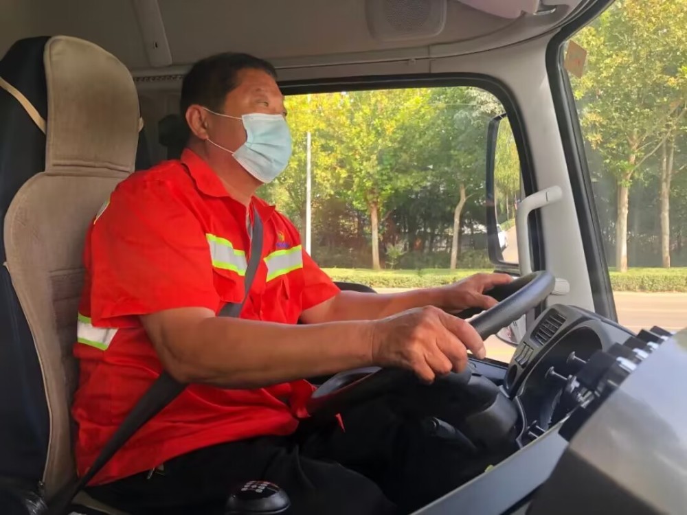 赞寿光环卫集团洒水车司机梁俊华荣获寿光市见义勇为模范称号