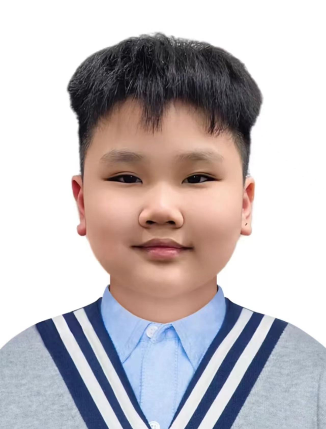 这张照片,看上去很像是郭汾阳的学生证件照,他的变化还是蛮大的,虽然