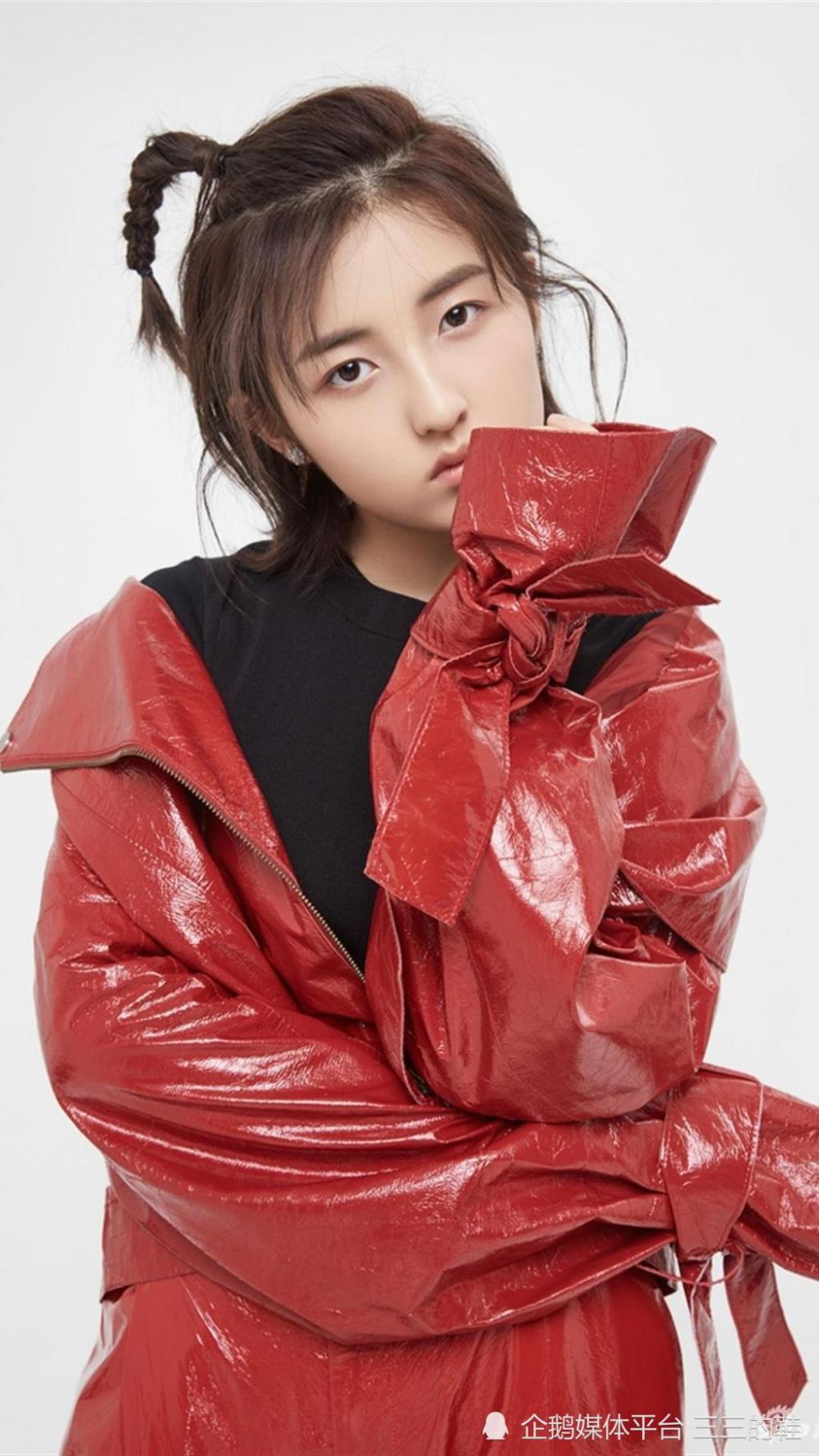 可爱张子枫短发夏日清凉写真the row运动鞋插图2