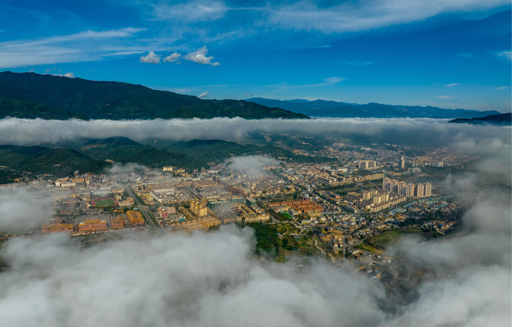 这是在云南省临沧市沧源佤族自治县拍摄的云海景观(12月8日摄,无人机