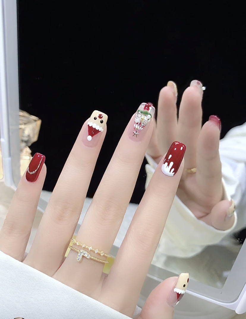 这款美甲大拇指和无名指做的圣诞帽子的造型!中指画了圣诞树!