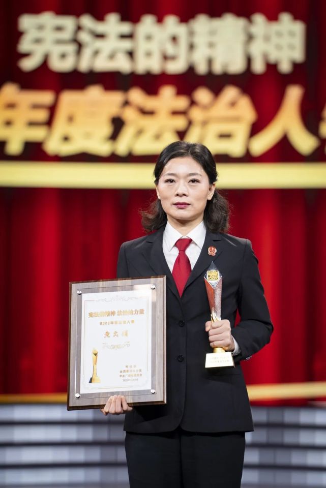 "2022年度法治人物"黄文娟:端坐国徽之下,人民利益至上