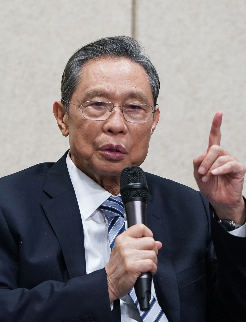 (新华全媒头条·图文互动)钟南山院士解答防疫新阶段百姓关切点:发热