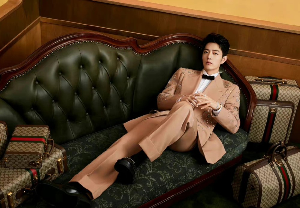 肖战早春大片贵气十足,一身卡其色镶钻西装,矜贵又高级!插图1