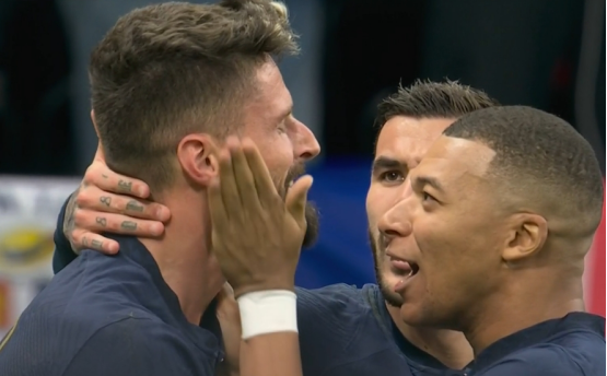 大吉鲁破门之后,姆巴佩示爱的方式,竟然是轻轻打脸.