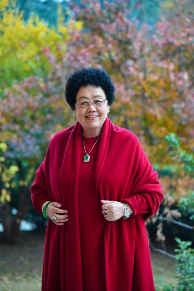 迟重瑞爱妻陈丽华罕现身!