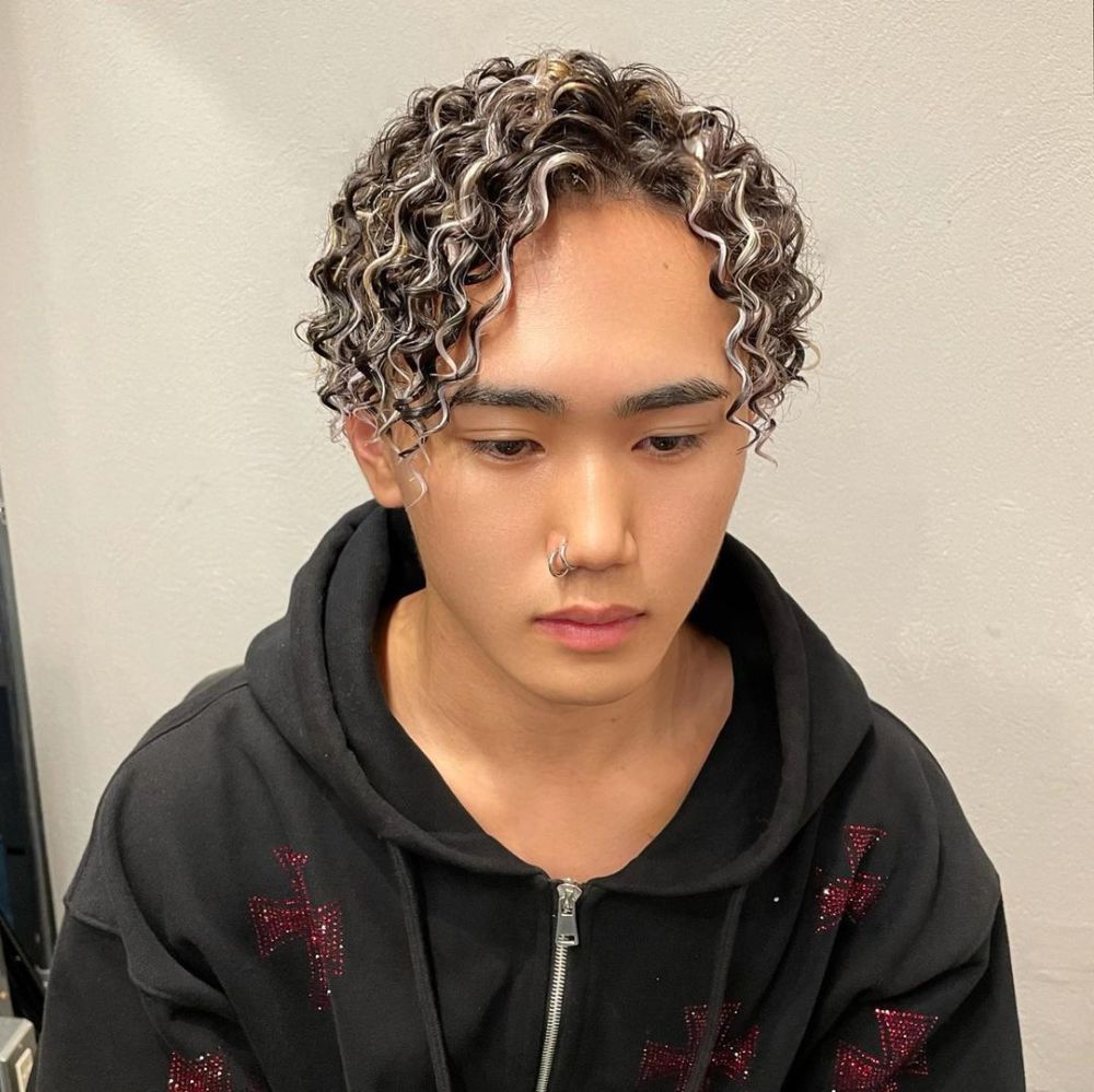 烫过的头发还可以在里边融入一些创意的挑染,这样让整个发型看上去