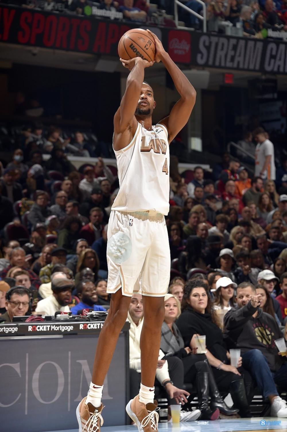 继续出彩小莫布里14中8拿下21分12篮板三分球3中2