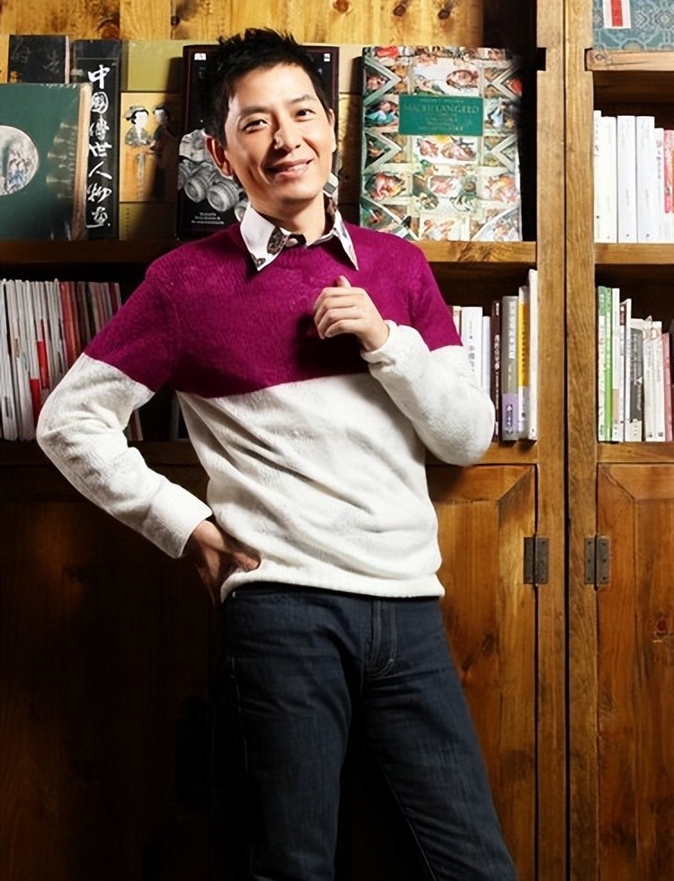 名主持戴军现身放飞自我酒后上脸当众脱衣52岁相亲多年仍未婚