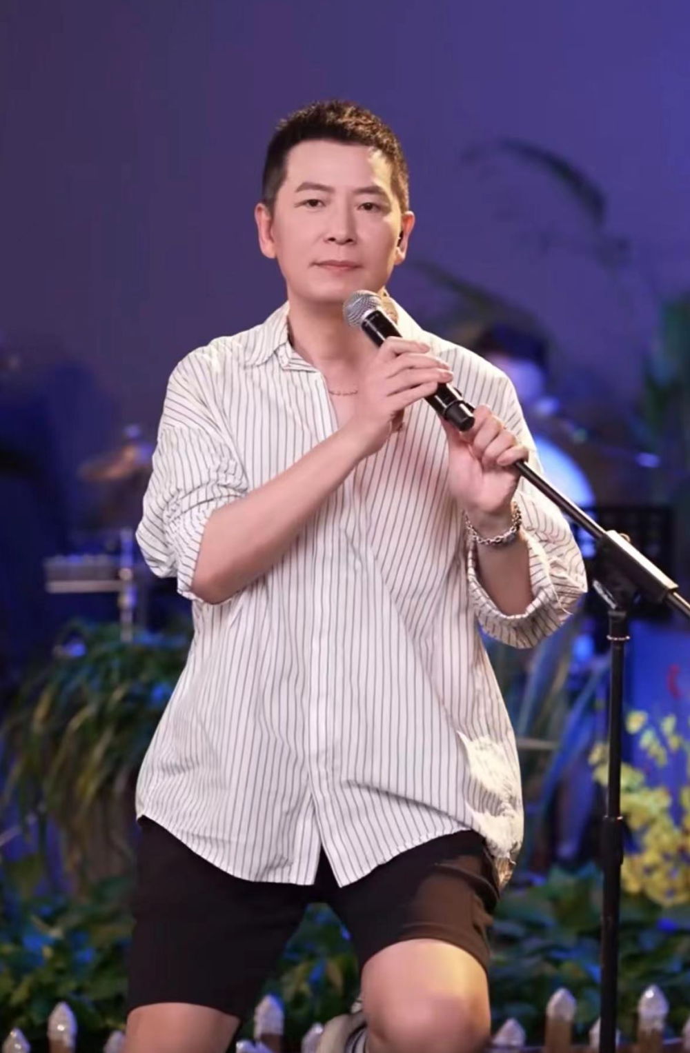 名主持戴军现身放飞自我,酒后上脸当众脱衣,52岁相亲多年仍未婚_腾讯