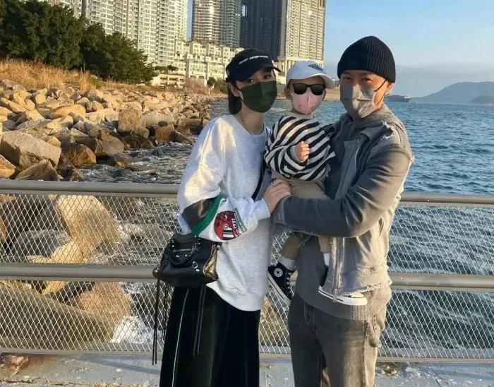 林峯张馨月夫妇遛娃日常温馨有爱,2岁"格格"开粉色小车超萌_腾讯新闻