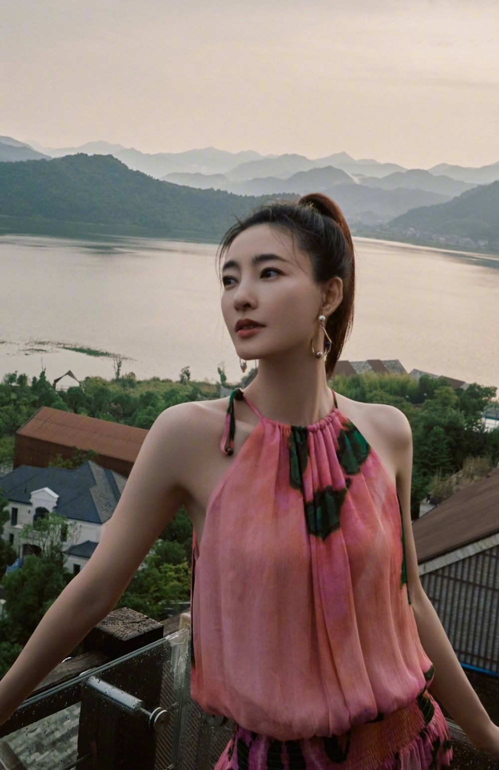 曝w姓女星老公诈骗被抓,女方参加过"浪姐",专爱和富豪在一起