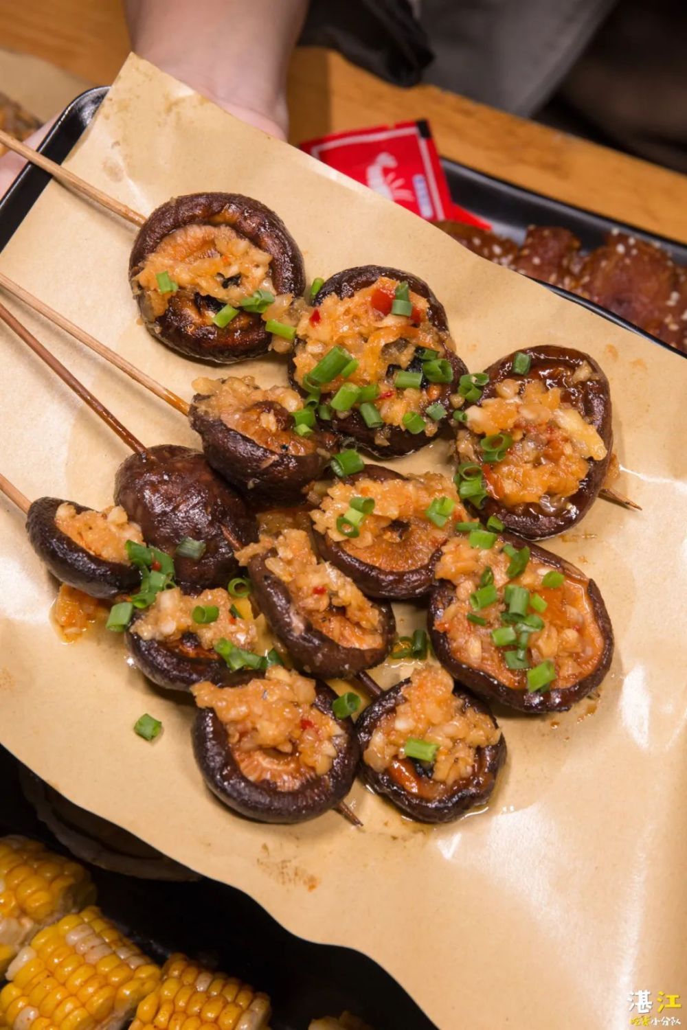 有炭烤茄子,烤香菇,玉米,蒜苗等,素菜都烤得很有水分,也保留了蔬菜的