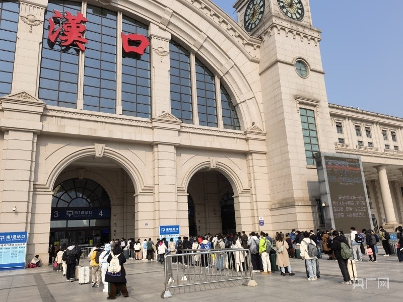 12月9日下午2点,在湖北省武汉市汉口火车站南进站口,6条约10米长的