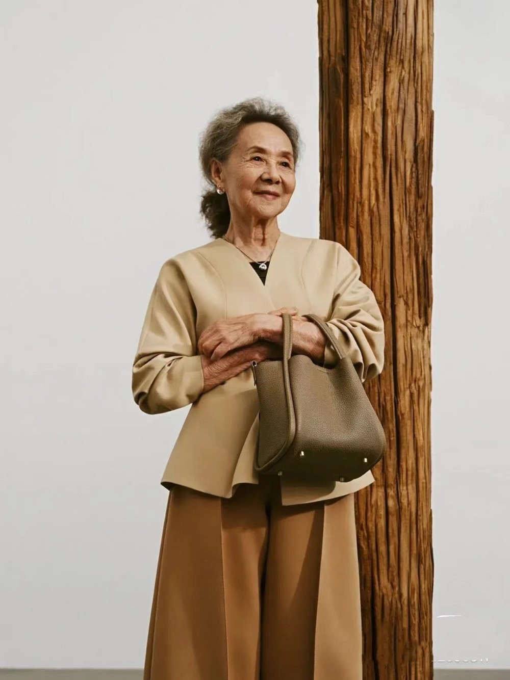 84岁吴彦姝"奶奶"优雅到骨子里!烫卷发爱打扮,到老都是一枝花插图3