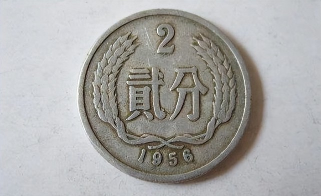 我国的硬分币是从1955年开始发行2分硬币,正面图案为国名和国徽,背面