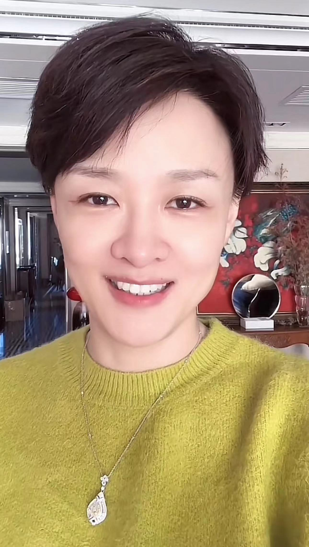 前央视主持李小萌感染新冠,未高烧与家人不隔离,柜子装满营养药_腾讯