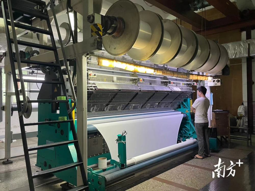 借助已有的信息化基础,再加上致景科技的"飞梭智纺"系统,永嘉发为工厂