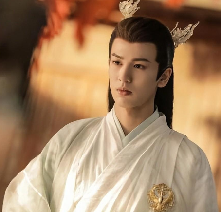 张凌赫身高出众，五官立体精致，出众的外表是他能够吸粉的重要原因。剧外的他