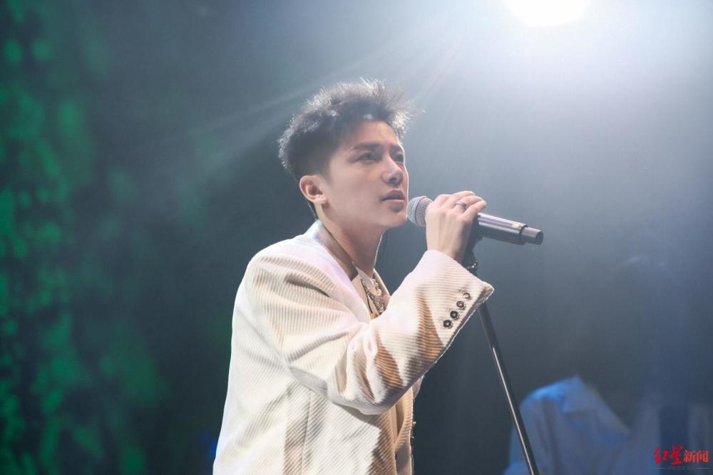出道十年后快男吴俊余成都组乐队