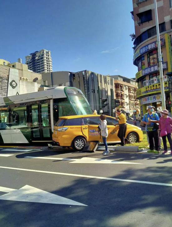 台湾高雄一出租车与轻轨相撞!当地曾发生类似事故致人死亡_腾讯新闻