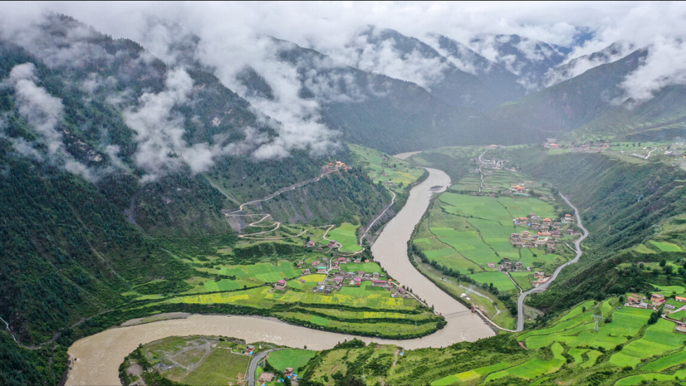 雅砻江大峡谷这里是四川新龙的拉日马有着"中国第一石板藏寨"的扎宗村