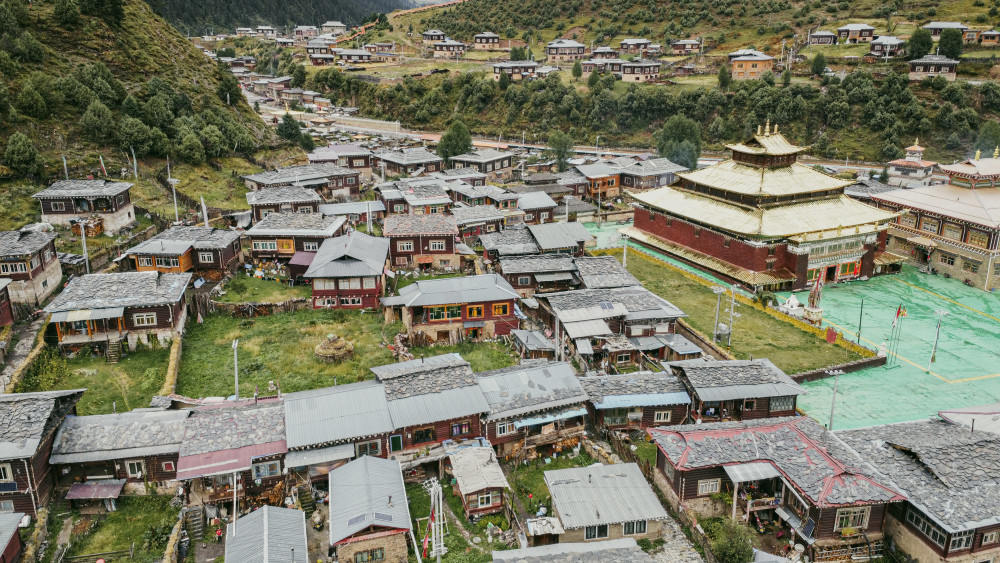 拉日马镇位于四川省甘孜藏族自治州新龙县,这里地处雅砻江大峡谷中段.