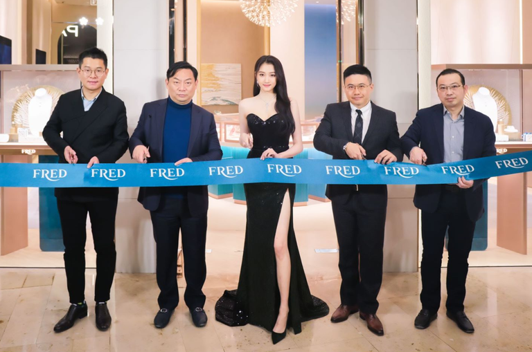 从左自右:南京德基广场副总经理何龙源先生,南京德基广场总经理吴铁民