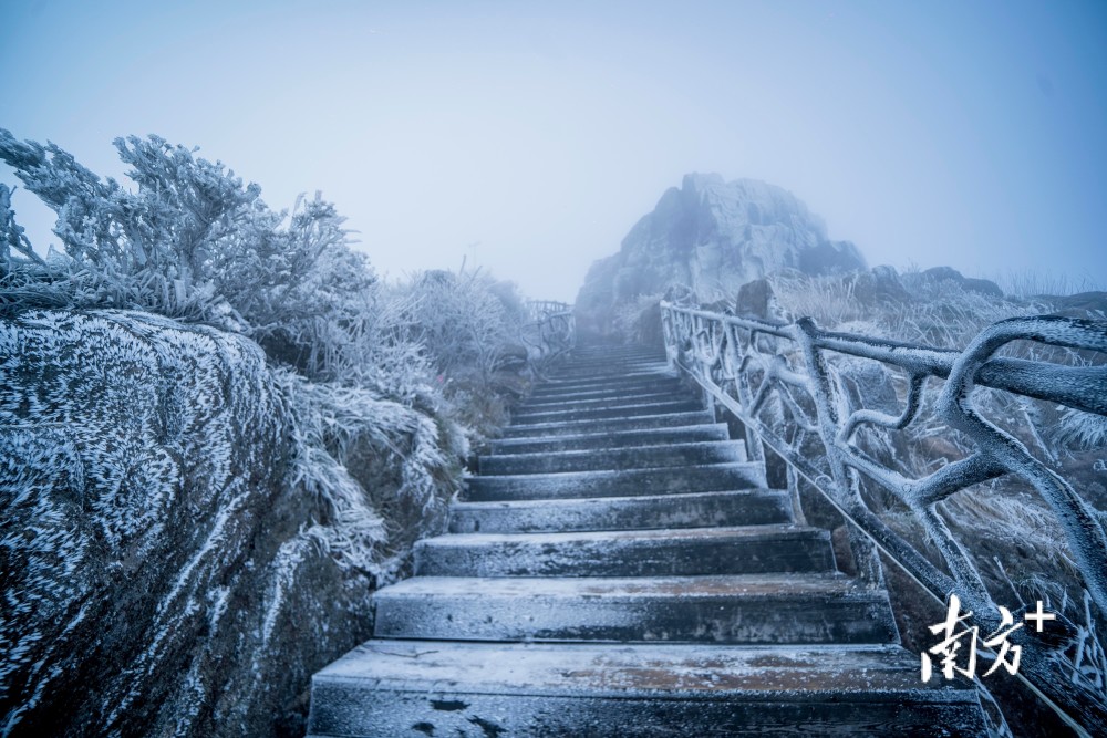 受新一轮冷空气影响,清远连山壮族瑶族自治县,海拔1417米的金子山