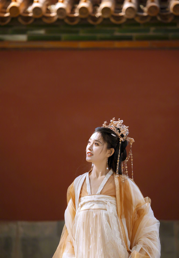 蒋依依长大了!穿汉服美出新高度,网友:像是"沈娇娇"本娇!_腾讯新闻