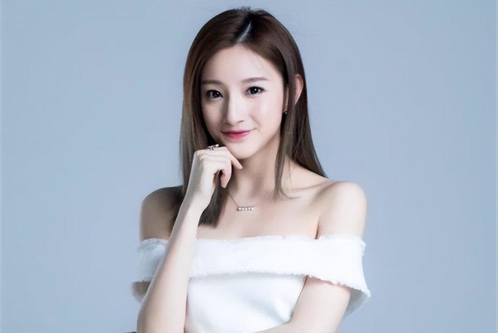 在没有球看的日子里央视美女主持人马凡舒悄悄成为热搜