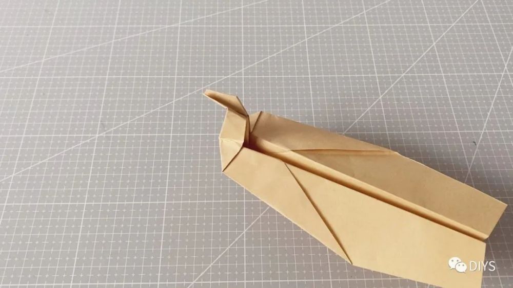 手工折纸一架外形像小鸭子的纸飞机