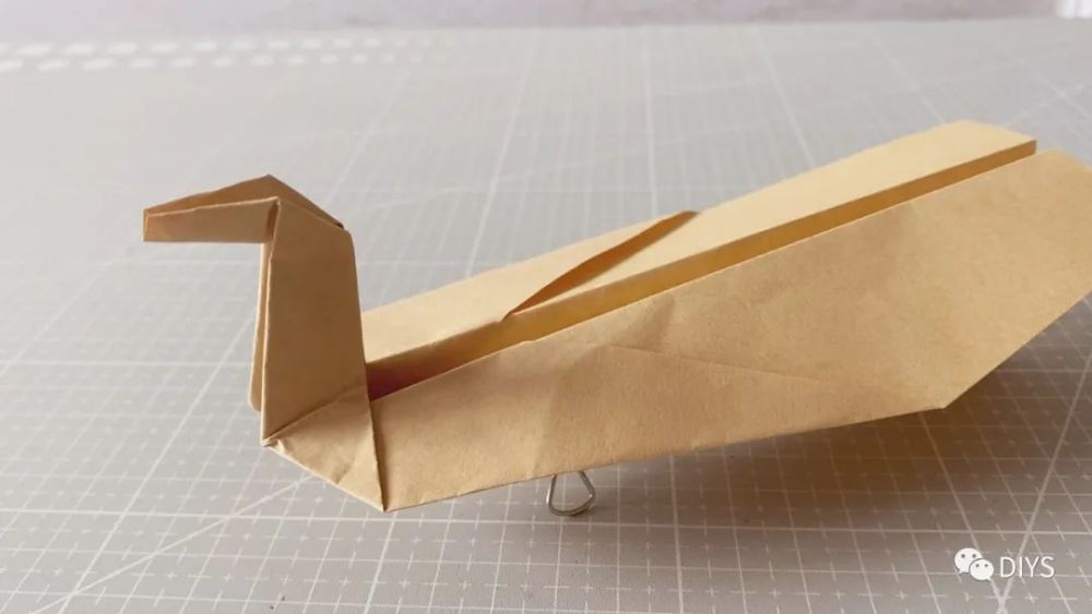 手工折纸一架外形像小鸭子的纸飞机