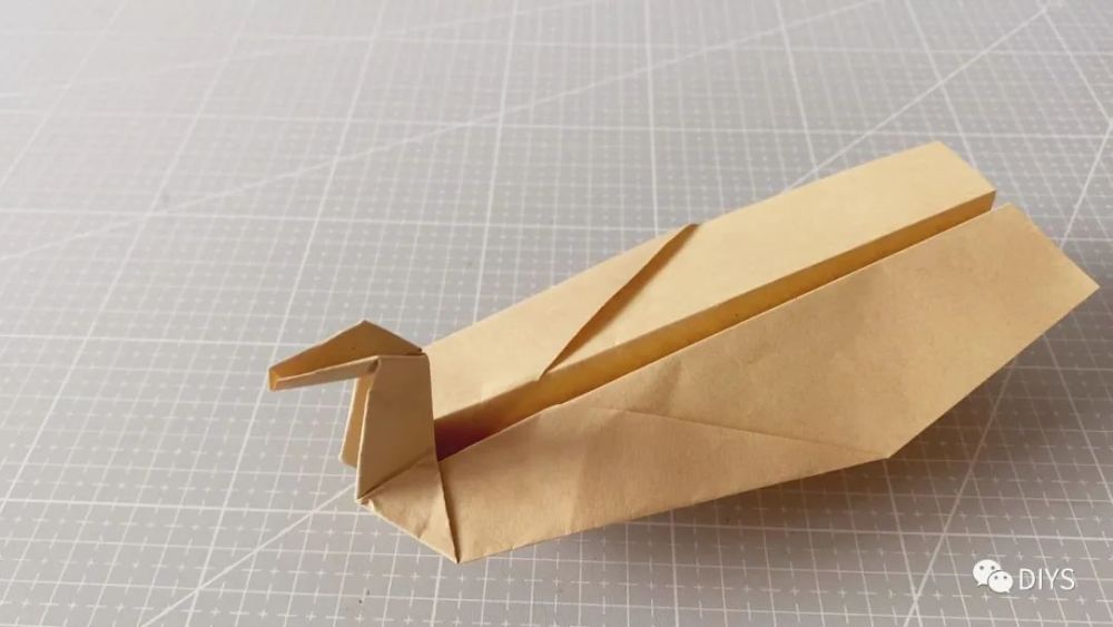 手工折纸一架外形像小鸭子的纸飞机